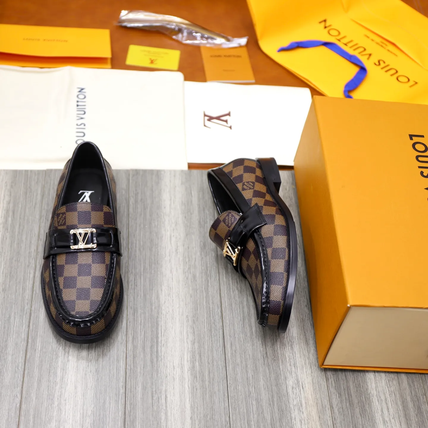 Men's Men's Shoes💰💰920LV Louis Vuitton Slip-on Loafers, top quality products from Guangzhou, ready for sale! This LV Glove loafer is made of selected soft cowhide, with a slightly wrinkled leather surface and a very high-end texture. Each pair is unique. The leather surface is light and soft, with a fine texture and good luster. It is a classic loafer style, with exquisite handmade mark stitching on the toe, and a square toe configuration to highlight the classic style. The horizontal band has hot-printed LV three-dimensional letters, semi-solid handcrafts and a genuine leather outsole, and a rubber patch on the heel to create wear-resistant performance and comfort. One of the must-have loafers for men! Comes with full original packaging! Code number: 38-39-40-41-42-43-44 (38, 45, 46 customized) standard leather shoe code